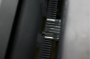 Le pignon est décentré par rapport à sa couronne de sorte que les surfaces de contact des dents sont moins importantes qu’elles ne devraient l’être. Les surfaces de contact sont donc mécaniquement surchargées, ce qui crée des déformations ainsi que de l’écaillage. Le bris d’une ou plusieurs dents est imminent.